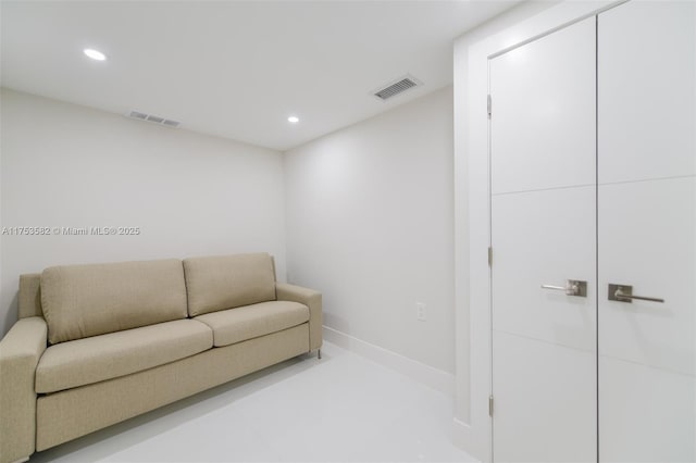 living room featuring recessed lighting, visible vents, and baseboards