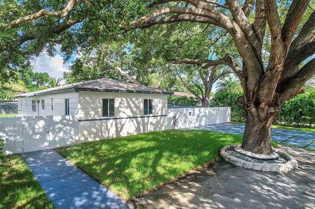 view of front of house featuring a front yard and fence