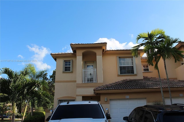 view of front facade featuring a garage and stucco siding