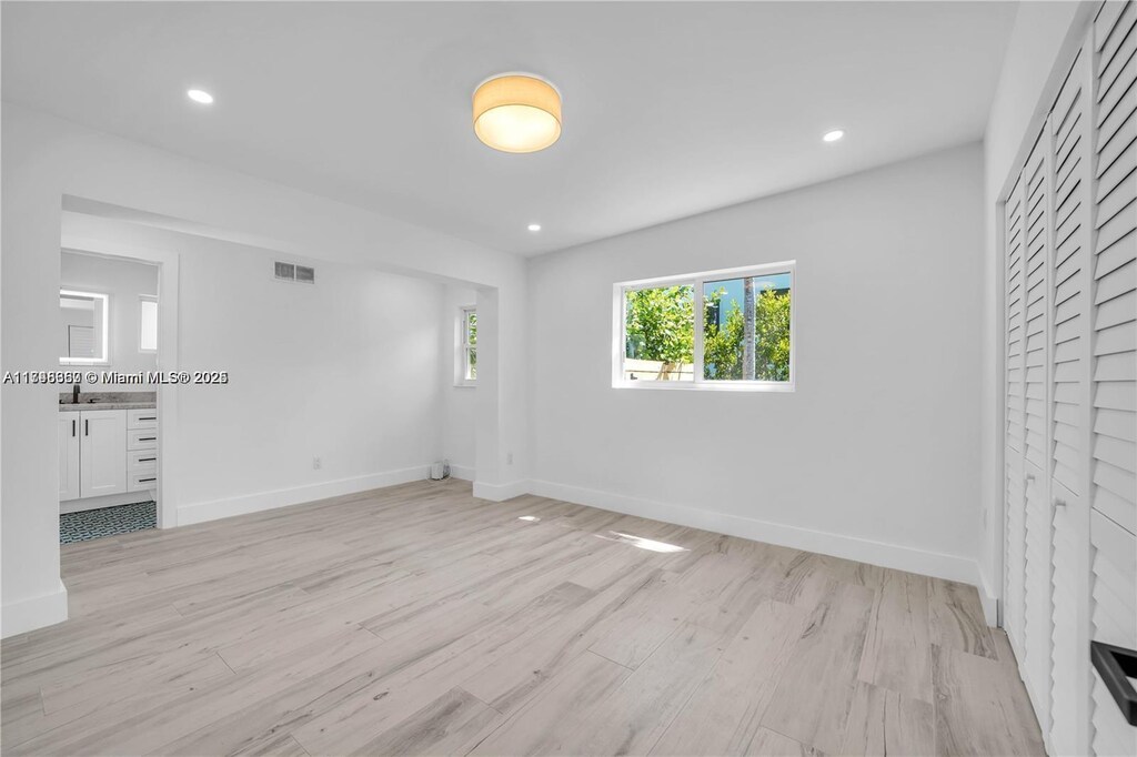 1905 Alamanda Dr, North Miami, FL 33181 - photo 1