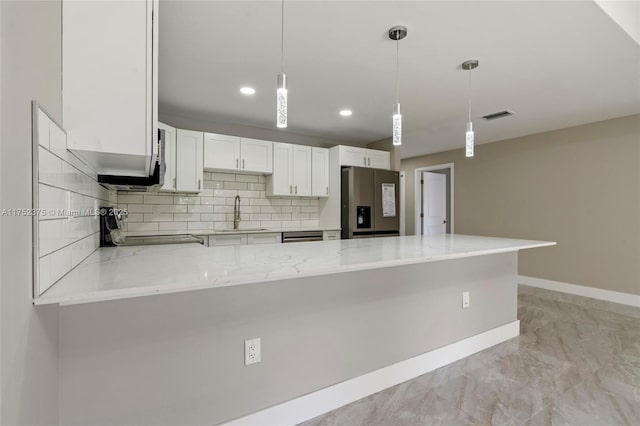 kitchen featuring stainless steel fridge, visible vents, range, a peninsula, and a sink