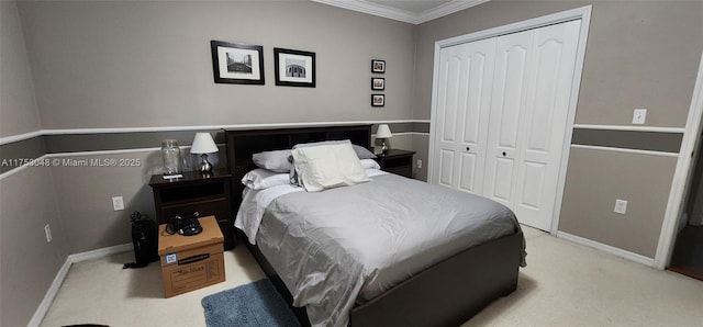 bedroom featuring light carpet, baseboards, ornamental molding, and a closet