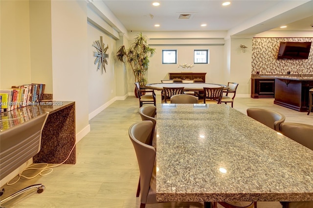 dining room with baseboards, recessed lighting, visible vents, and light wood-style floors