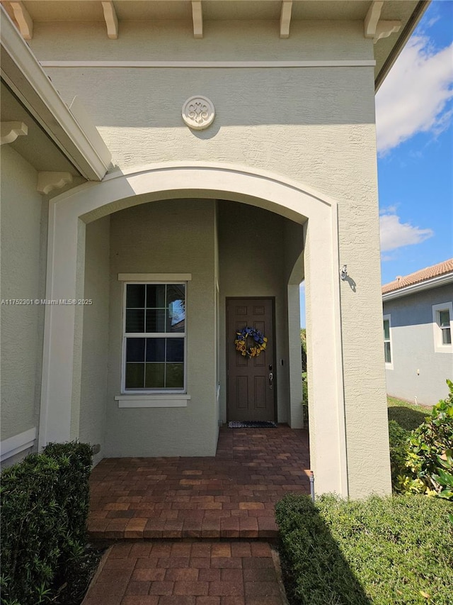 entrance to property with stucco siding