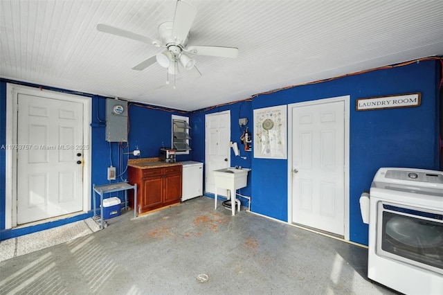 garage with a ceiling fan, a sink, washer / dryer, and refrigerator