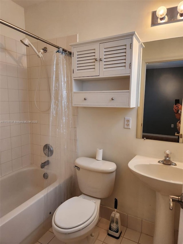 full bathroom with tile patterned flooring, baseboards, shower / bathtub combination with curtain, and toilet