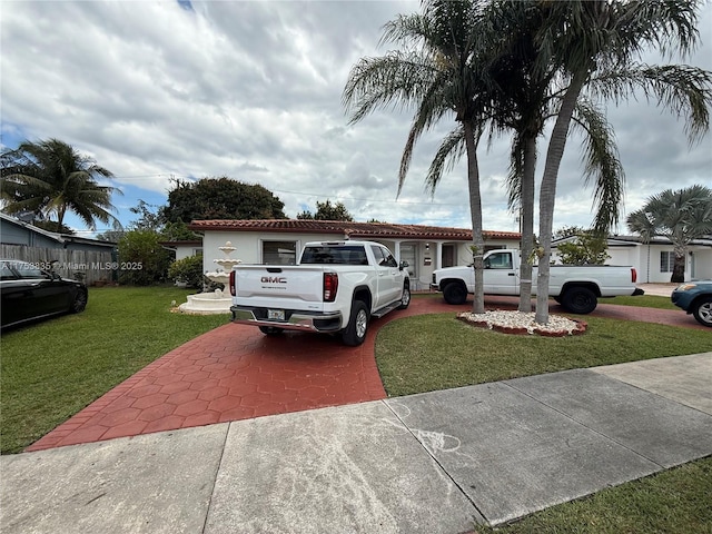 view of front of house with driveway and a front yard