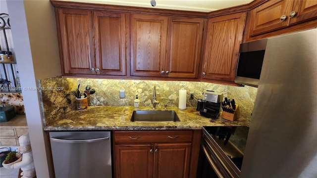 kitchen with stainless steel fridge, electric range, tasteful backsplash, and a sink