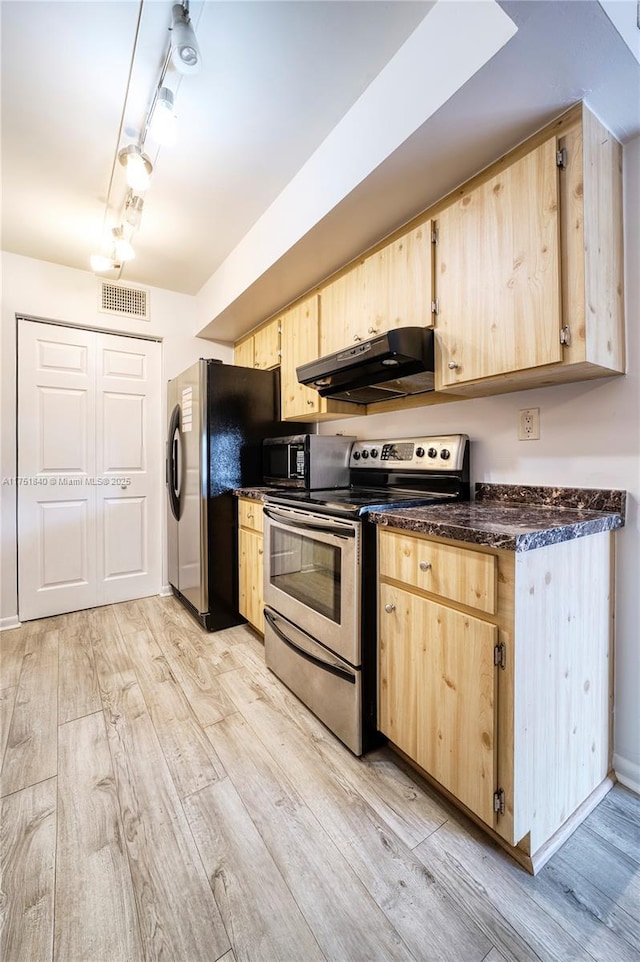 kitchen with stainless steel appliances, visible vents, light brown cabinets, and under cabinet range hood