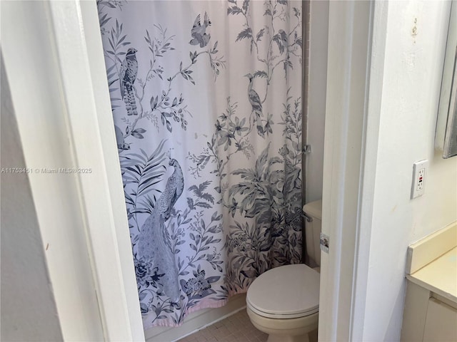 full bath featuring a shower with curtain, vanity, and toilet