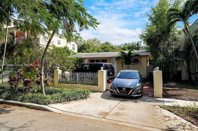 ranch-style house featuring a fenced front yard