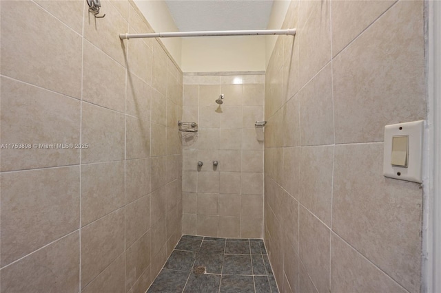 bathroom featuring tiled shower