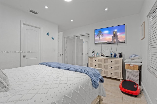 bedroom with recessed lighting, a closet, visible vents, light wood-style floors, and baseboards