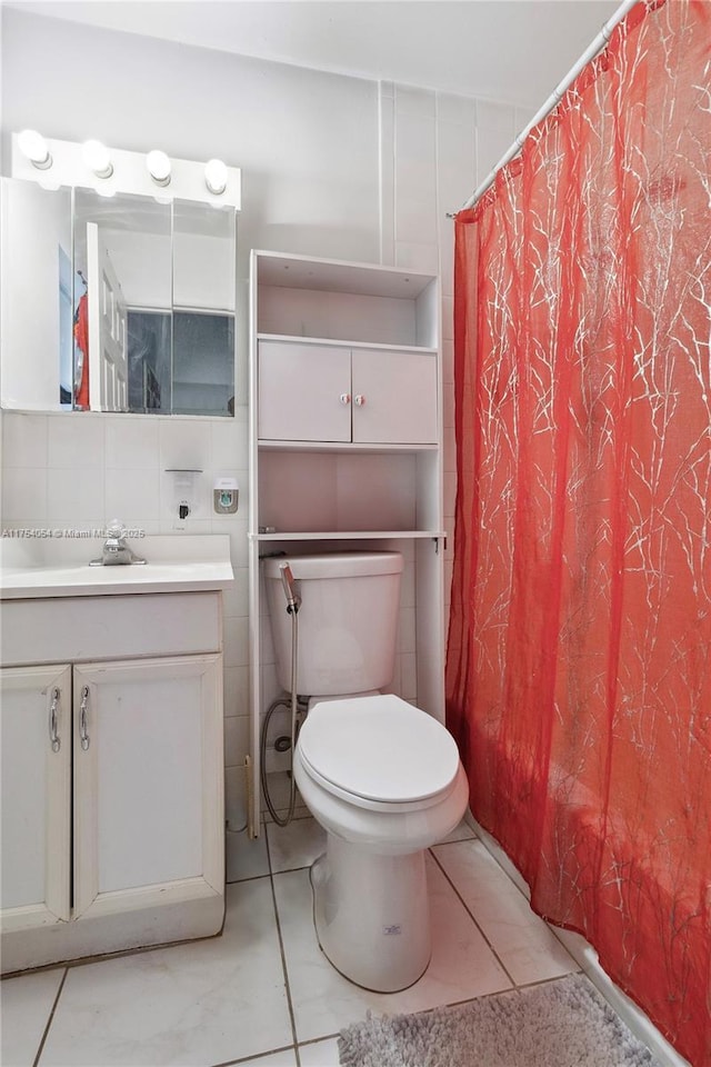 full bathroom featuring curtained shower, toilet, vanity, tile walls, and backsplash