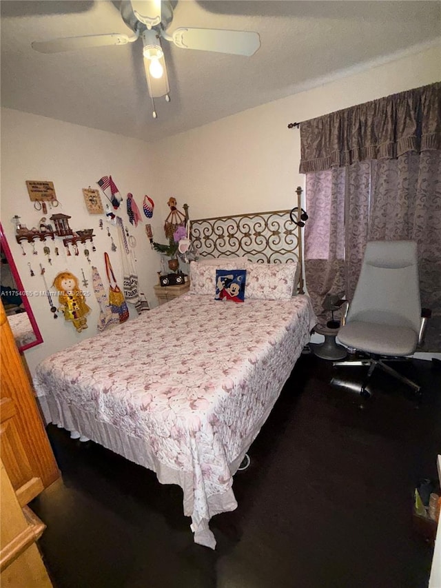 bedroom with ceiling fan