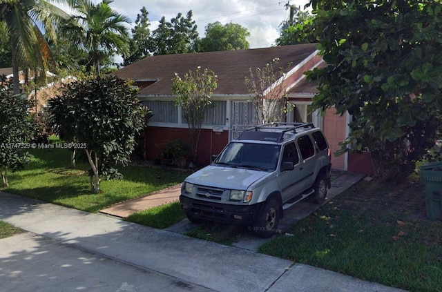 view of front facade featuring a front yard