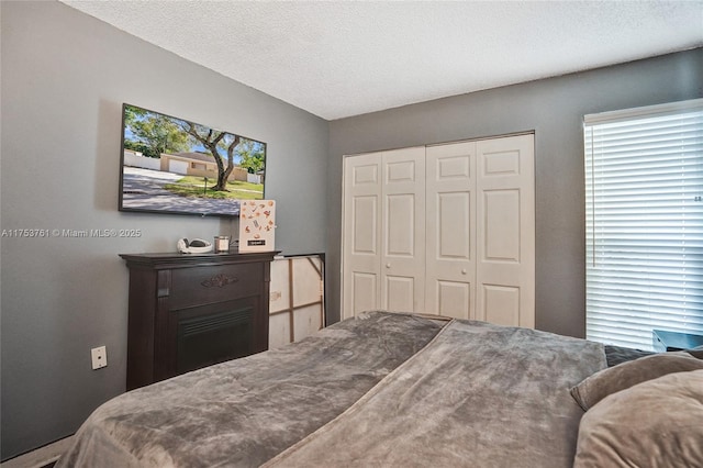 bedroom featuring a closet and a textured ceiling