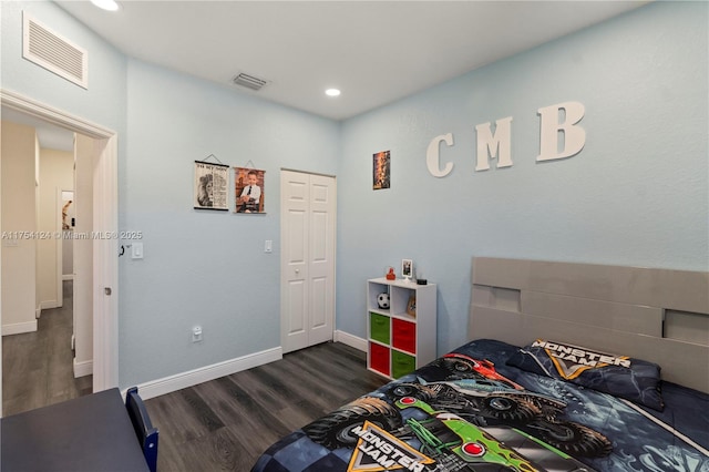 bedroom featuring dark wood-style floors, baseboards, visible vents, and recessed lighting