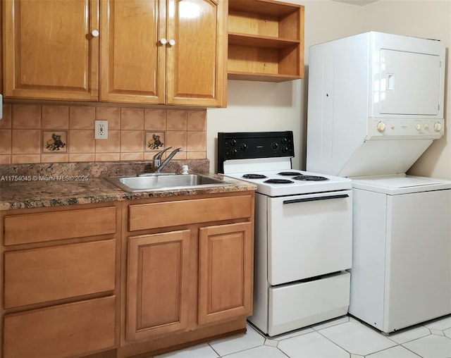kitchen with white electric stove, a sink, dark countertops, backsplash, and stacked washer / drying machine