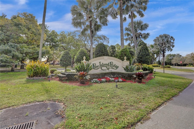 community sign with a yard