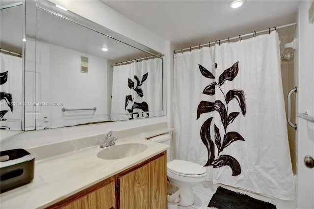 full bath featuring curtained shower, recessed lighting, visible vents, toilet, and vanity