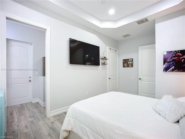 7684 County Rd 78, La Belle, FL 33935 - bedroom featuring light wood-type flooring, baseboards, visible vents, and recessed lighting
