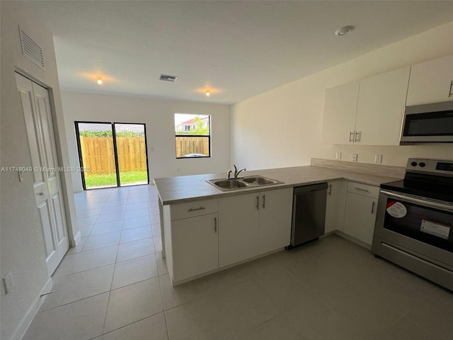 kitchen featuring a peninsula, visible vents, appliances with stainless steel finishes, and a sink