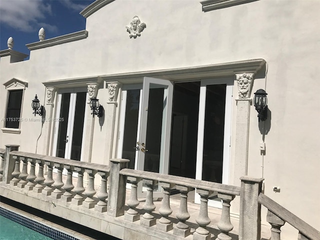 entrance to property with stucco siding