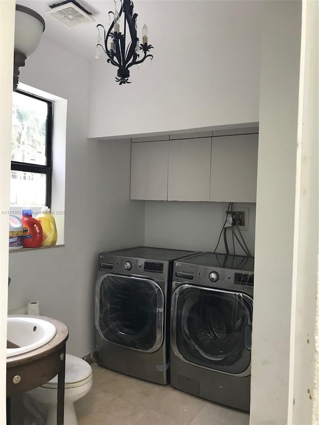 laundry room featuring a chandelier, visible vents, separate washer and dryer, and light tile patterned flooring