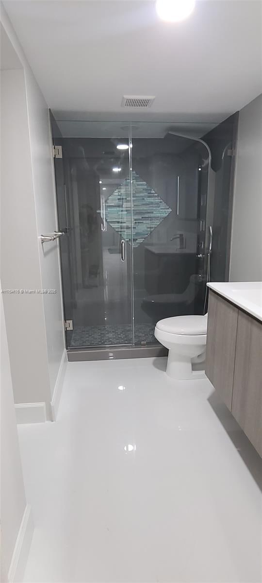 full bathroom featuring visible vents, toilet, a shower stall, and vanity