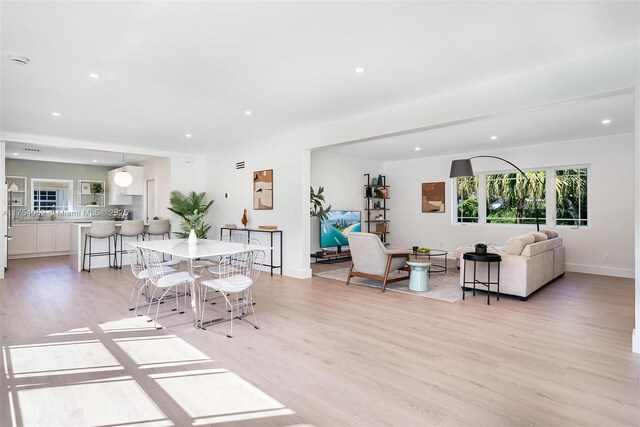 dining space featuring recessed lighting, light wood-type flooring, and baseboards