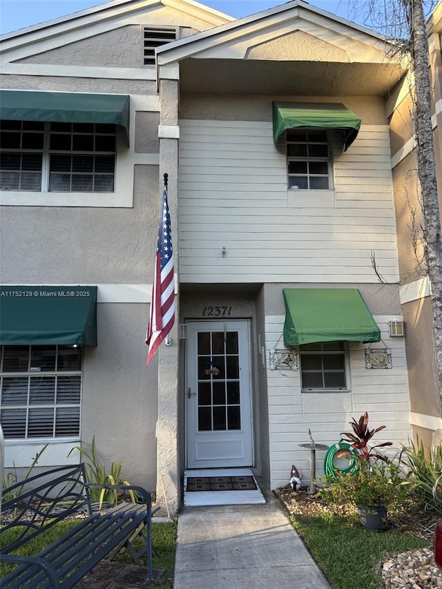 view of front of house with stucco siding