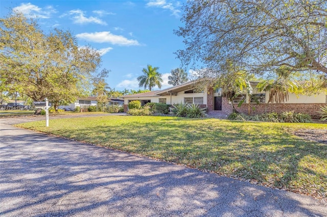 view of front of house featuring stucco siding and a front yard