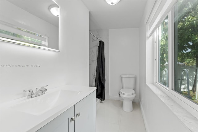 full bathroom with plenty of natural light, vanity, toilet, and a shower with curtain