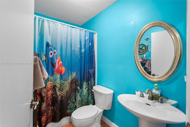 full bathroom featuring baseboards, a sink, toilet, and a shower with curtain