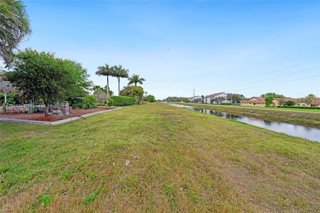 view of yard featuring a water view