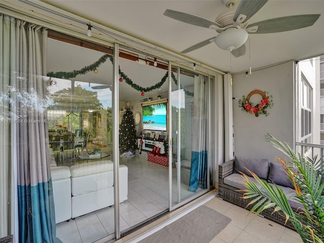 property entrance with a ceiling fan