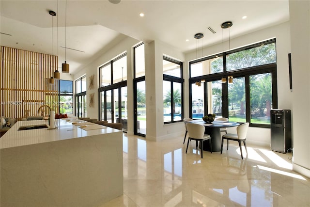 2980 Windmill Ranch Rd, Weston, FL 33331 - kitchen with a sink, plenty of natural light, hanging light fixtures, recessed lighting, and a high ceiling