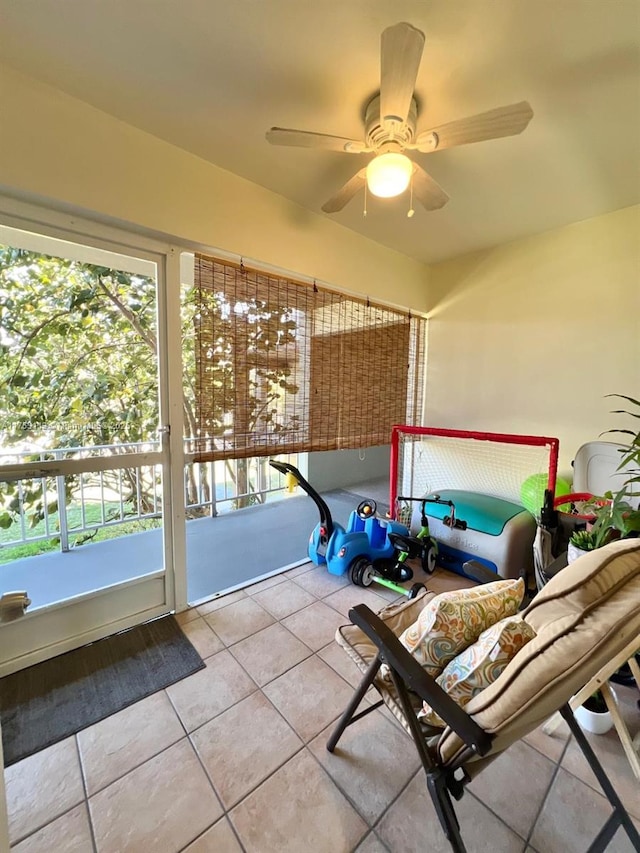 sunroom featuring ceiling fan