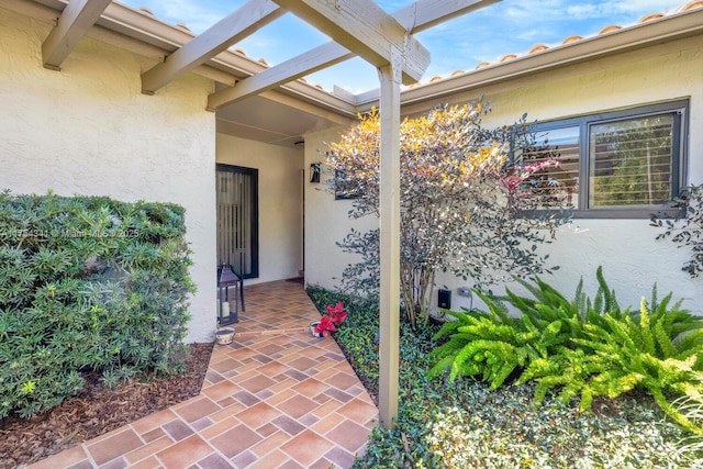 entrance to property with stucco siding