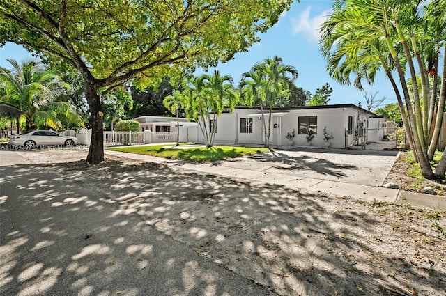 manufactured / mobile home featuring fence