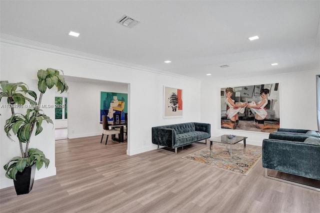 living area with crown molding, recessed lighting, visible vents, light wood-style floors, and baseboards