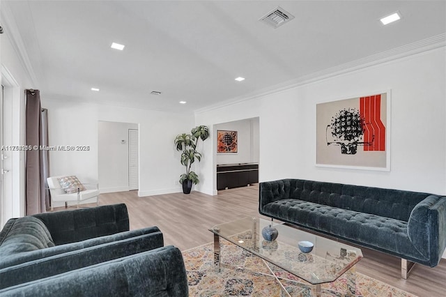 living room featuring recessed lighting, wood finished floors, visible vents, baseboards, and ornamental molding