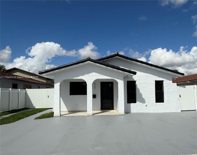 view of front of house featuring a gate and fence