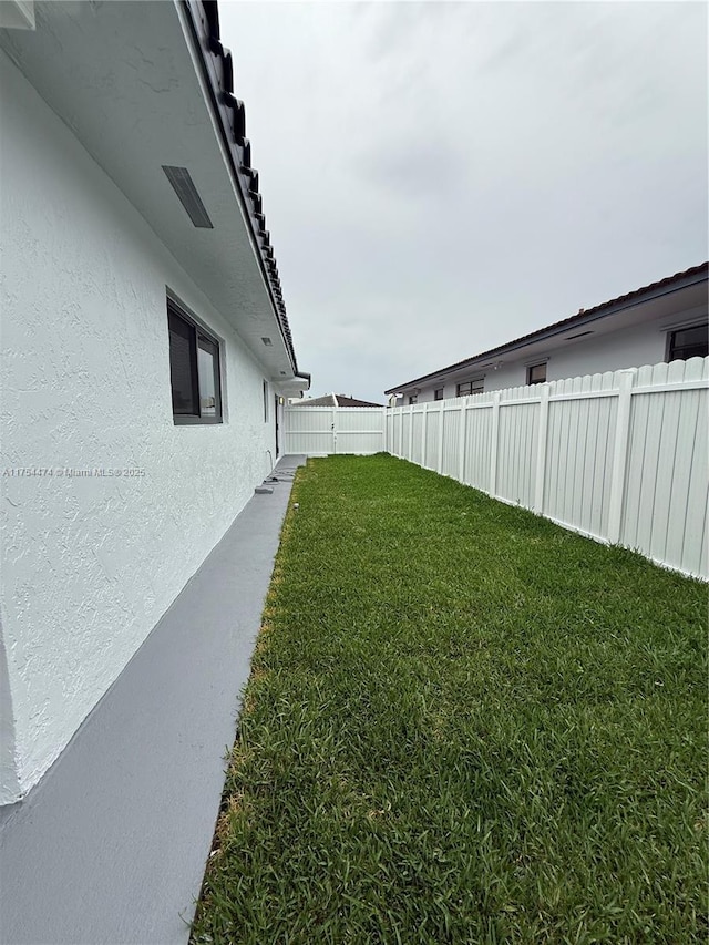 view of yard featuring a fenced backyard