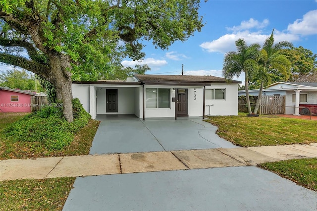 view of front of property featuring a front yard, fence, and stucco siding