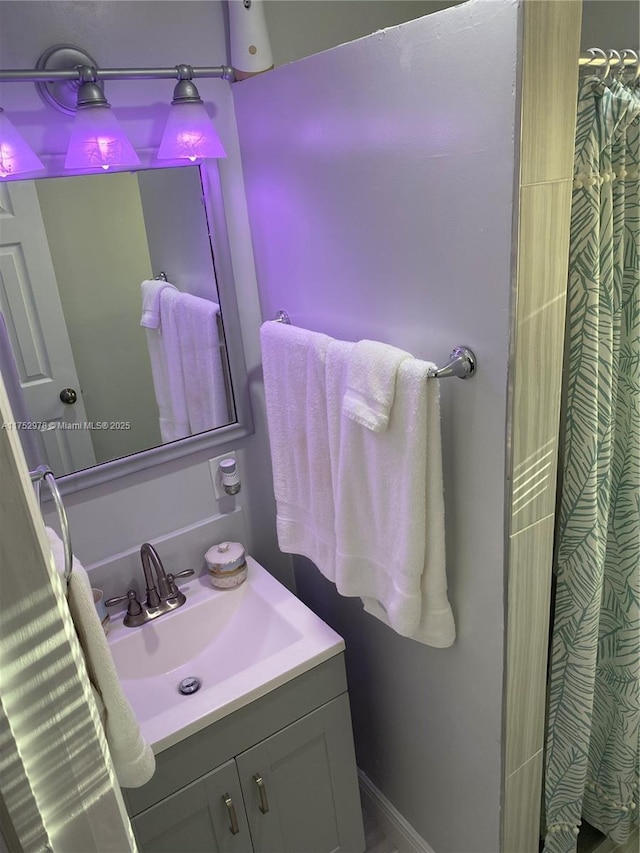 bathroom with a shower with curtain and vanity