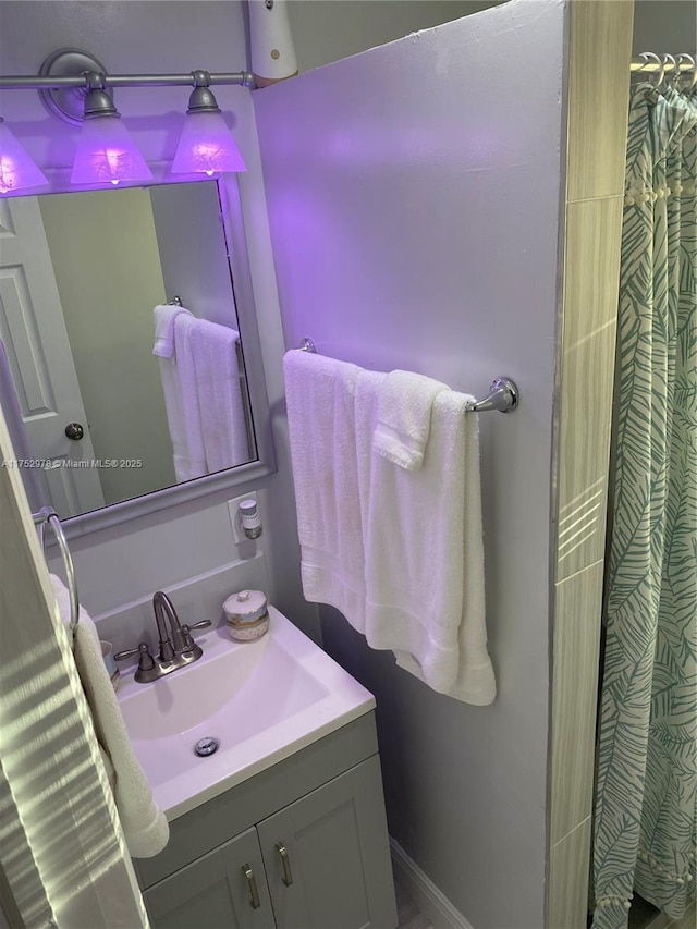 full bath featuring curtained shower and vanity