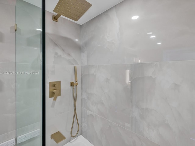 full bathroom featuring a tile shower