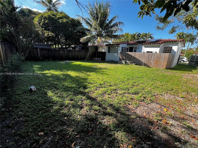 view of yard featuring a fenced backyard